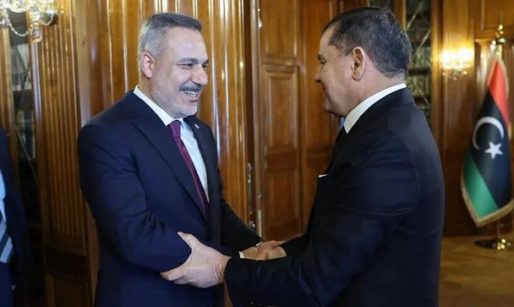  وزير الخارجية التركي يلتقي رئيس الحكومة الليبيةفي طرابلس و يجري مباحثاتٍ مع كبار المسؤولين الليبيين