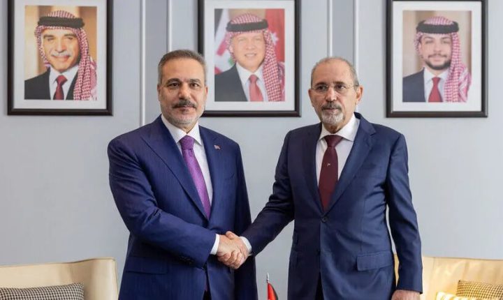 وزير الخارجية التركي يلتقي نظيره الأردني في عمّان