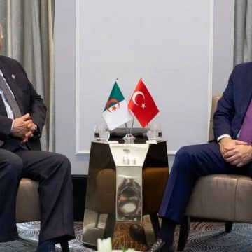 وزير الخارجية التركي يلتقي نظيره الجزائري في الأردن