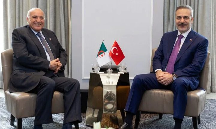 وزير الخارجية التركي يلتقي نظيره الجزائري في الأردن