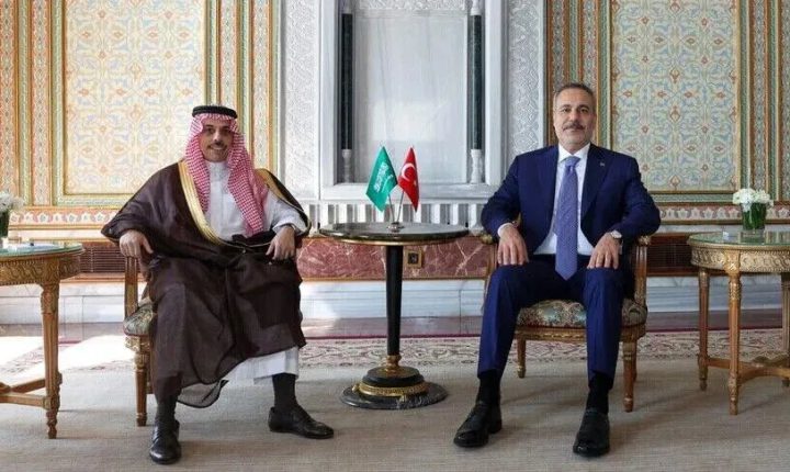 وزير الخارجية التركي يلتقي نظيره السعودي في إسطنبول