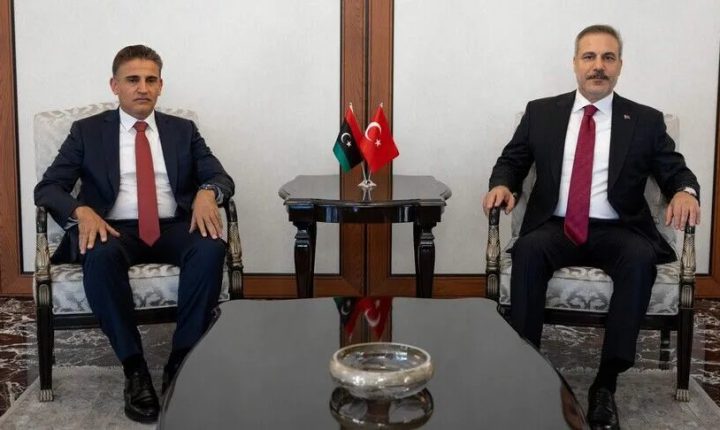 فيدان يلتقي رئيس الأركان الليبي في أنقرة