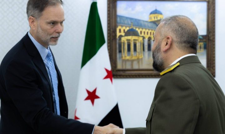 وزير الدفاع السوري يبحث مع الملحق العسكري البريطاني التطورات الإقليمية ومكافحة الإرهاب