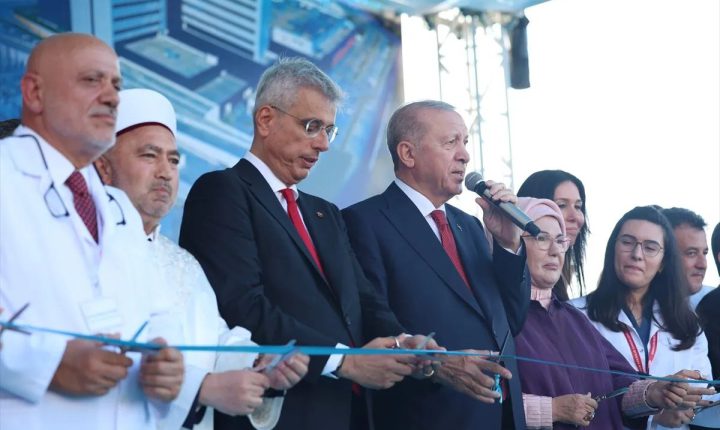أردوغان: استثماراتنا جعلت تركيا نموذجا عالميا في المجال الطبي