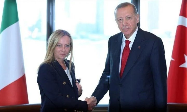 أردوغان يهنئ ميلوني بعد تحقيقها رقماً قياسياً في رئاسة الحكومة الإيطالية