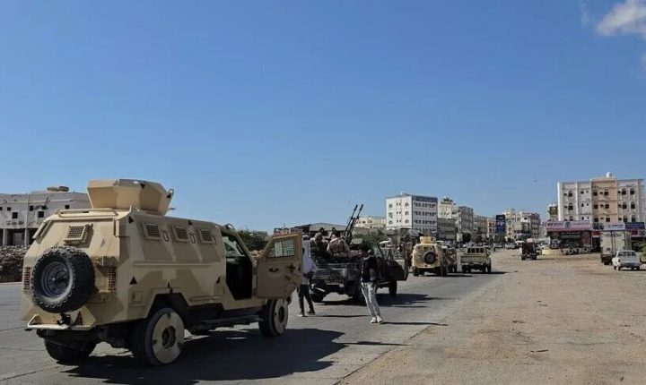 الجيش اليمني يعلن استعادة وتثبيت مواقع في تعز والحديدة
