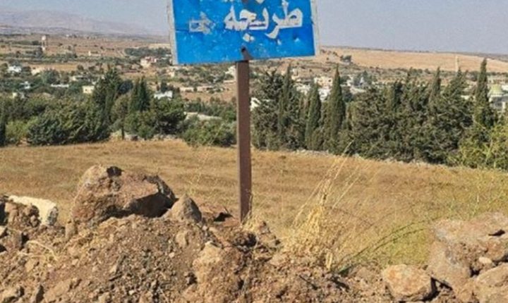 الاحتلال الإسرائيلي يلقي قنابل دخانية على المنازل خلال توغله في قرية طرنجة