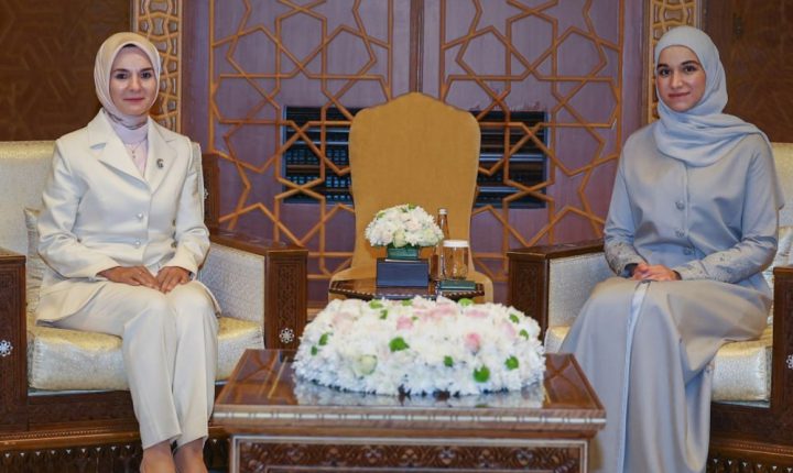 عقيلة الرئيس الشرع تستقبل وزيرة الأسرة والخدمات الاجتماعية التركية في دمشق